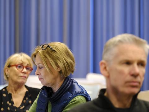 Þátttakendur á vinnustofu hlusta á sérfræðinga